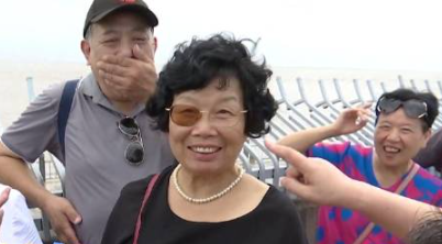上海阿姨觀潮眼鏡片掉了都沒發現 這也太投入了吧