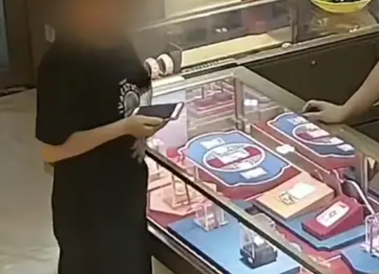 女子買4萬黃金不挑款式 店員報警 到底有什么貓膩？