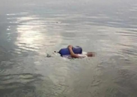 凌晨4點男子散步看手機失足墜海 實在太嚇人了