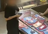 女子買4萬黃金不挑款式 店員報警 到底有什么貓膩？