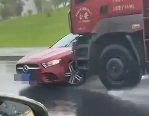 頂推奔馳車司機分心打電話4分鐘 實在太恐怖了