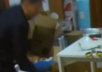 男子網購榴蓮快遞拆出大蛇 簡直嚇尿了