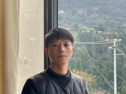 那個“頭破血流的年輕人”走了 實在太悲劇了