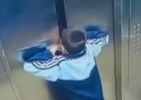 小孩因電梯故障被困徒手扒開門逃生 實在太恐怖了