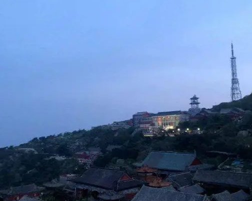 大學生兼職泰山陪爬訂單排到深秋 為什么這么火爆？