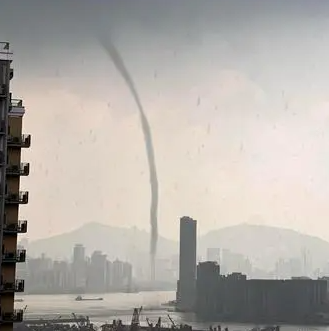香港維多利亞灣現巨大水龍卷 實在太罕見了