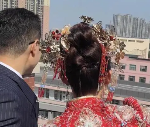 新人結(jié)婚獲對面學(xué)校學(xué)生大聲祝福 實(shí)在太暖心了