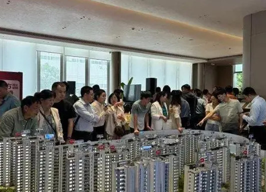 上海售樓處迎大客流 有人當場簽約 這也太瘋狂了