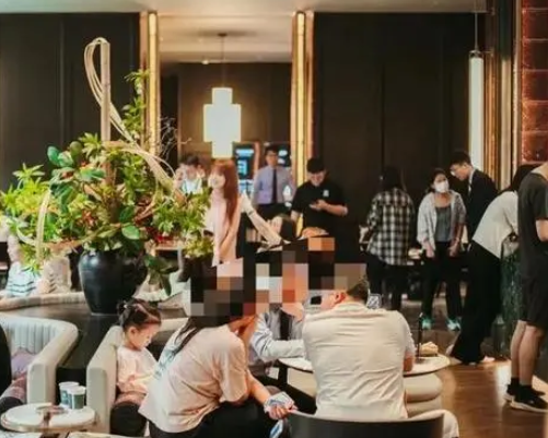 中介小哥奮戰國慶:凌晨才吃上飯 這也太拼了吧