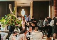 中介小哥奮戰(zhàn)國(guó)慶:凌晨才吃上飯 這也太拼了吧