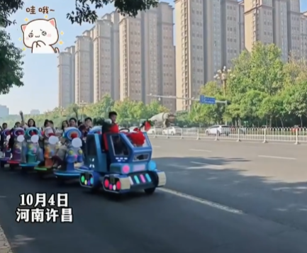 新人結婚用商場搖搖車當婚車 這也太可愛了