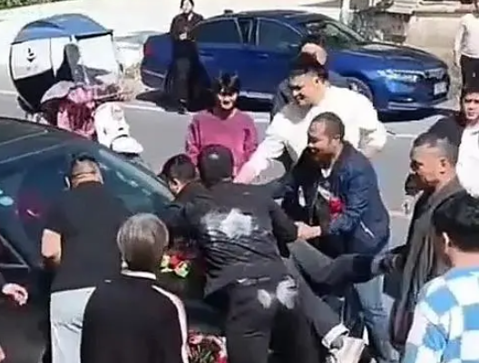 新娘哥哥阻攔婚車(chē) 臨時(shí)加彩禮18萬(wàn) 這也太無(wú)奈了