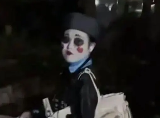 物業回應女子半夜穿僵尸服嚇壞居民 實在太恐怖了