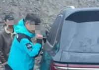 手機沒信號打不開車門 車主無奈砸窗 實在太無奈了