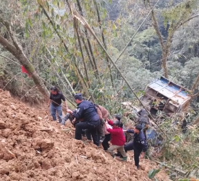 云南一司機卸貨不慎連人帶車滾下山崖 實在太悲劇了