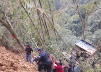 云南一司機(jī)卸貨不慎連人帶車滾下山崖 實(shí)在太悲劇了