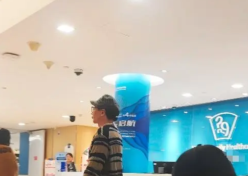 劉謙獨自就醫略顯孤獨 實在太無奈了