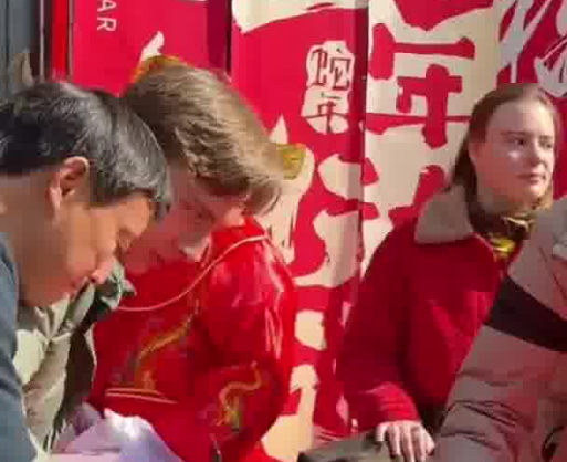 外國人已快進到體驗過年三件套了 這也太火爆了