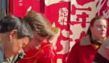 外國(guó)人已快進(jìn)到體驗(yàn)過年三件套了 這也太火爆了