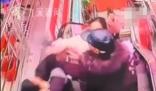 女子遭人持刀捅刺大爺用身體擋刀 這也太感人了