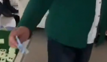 開鎖后女子還價 師傅重新鎖門走人 這也太無奈了