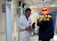 醫生下門診后向患者要了個肉夾饃 這也太融洽了
