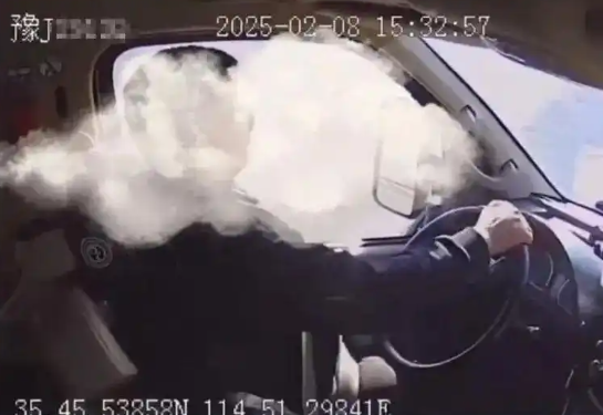 高速路女子與司機爭吵 車輛失控 為什么失控什么情況？