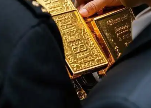 金價跳水 有人凌晨4點排隊買黃金 為什么上漲這么多？