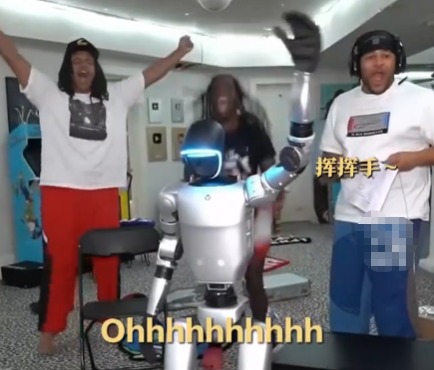 外國博主開箱春晚同款機器人 到底有多厲害？