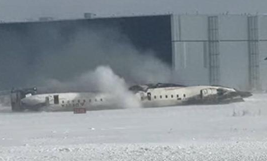美客機著陸倒翻 乘客驚慌爬出機艙 究竟是怎么回事？