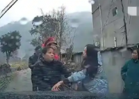 大媽強硬攔婚車 拿磚頭砸車頭 實在太恐怖了