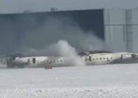 美客機著陸倒翻 乘客驚慌爬出機艙 究竟是怎么回事？