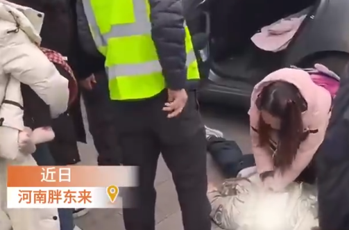 男童突發窒息 路過醫務人員跨欄救人 實在太感人了