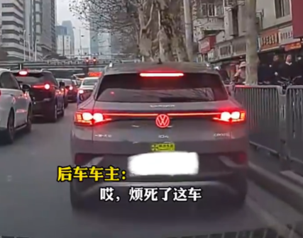 女子主干道停車下來排隊買燒麥 這也太心大了
