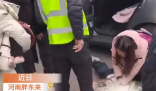 男童突發窒息 路過醫務人員跨欄救人 實在太感人了