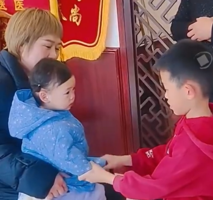 8歲小孩哥給肘關節脫位女寶正骨 這也太厲害了