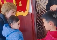8歲小孩哥給肘關節脫位女寶正骨 這也太厲害了