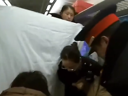 孕婦火車上分娩 眾人舉窗簾幫接生 實在太暖心了
