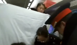 孕婦火車上分娩 眾人舉窗簾幫接生 實在太暖心了
