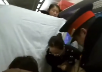 孕婦火車上分娩 眾人舉窗簾幫接生 實在太暖心了