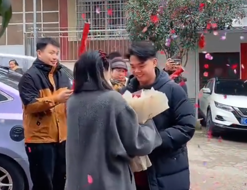00后小伙把大學班主任娶回家 這也太幸福了吧