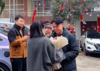 00后小伙把大學班主任娶回家 這也太幸福了吧