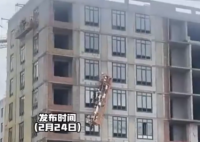 吊籃在空中崩斷 工人敲開窗緊急避險(xiǎn) 實(shí)在太驚險(xiǎn)了