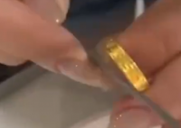 女子嫌金價太高在家自制金戒指 基本沒怎么打磨