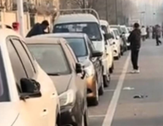 四五十輛車反光鏡被砸?知情人回應 究竟是怎么回事？