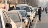 四五十輛車反光鏡被砸?知情人回應 究竟是怎么回事？