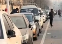 四五十輛車反光鏡被砸?知情人回應 究竟是怎么回事？