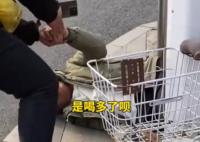 外賣小哥救醒醉酒路人后放聲大哭 實(shí)在太讓人感動(dòng)了