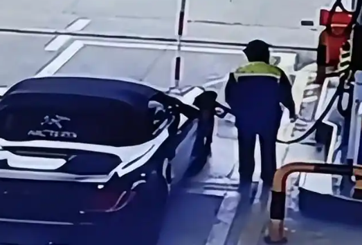 加油后逃單的保時(shí)捷男司機(jī)落網(wǎng)了 為什么逃單？