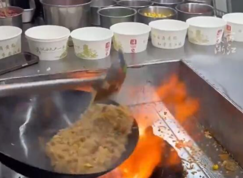 小伙賣炒飯凈賺50萬:真收入不怕打假 這也太厲害了
